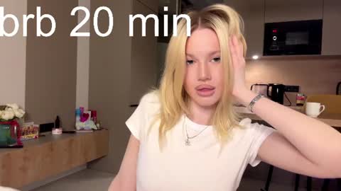 moonavellle_ online show from August 13, 11:30 pm