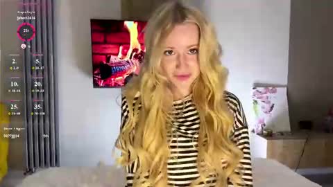 moonavellle_ online show from August 14, 12:36 am