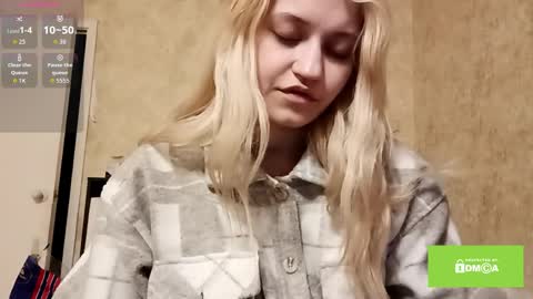 Eva is here now  help me get 50 thumbs up pls  online show from April 9, 1:46 am