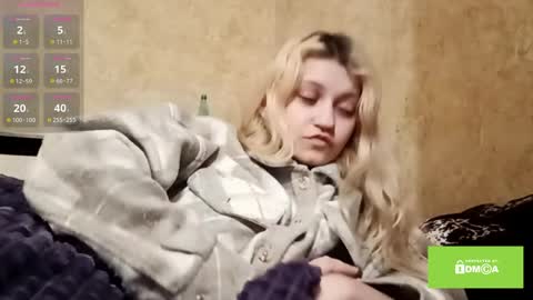 Eva is here now  help me get 50 thumbs up pls  online show from April 9, 2:52 am