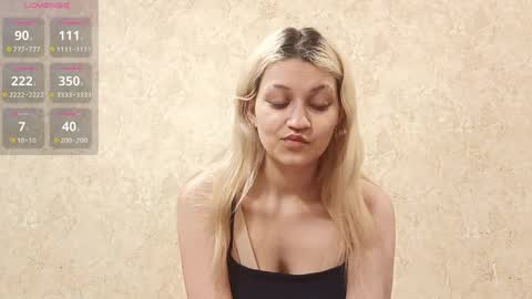 Eva is here now  help me get 50 thumbs up pls  online show from April 12, 7:27 pm