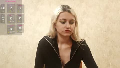 Eva is here now  help me get 50 thumbs up pls  online show from April 14, 1:57 am