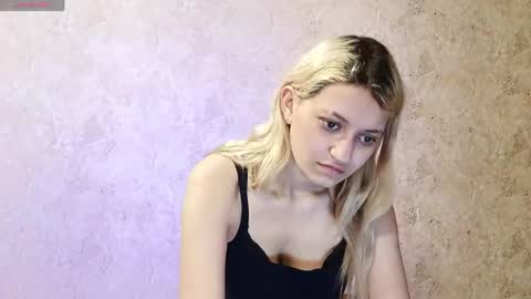 Eva is here now  help me get 50 thumbs up pls  online show from April 15, 6:59 pm