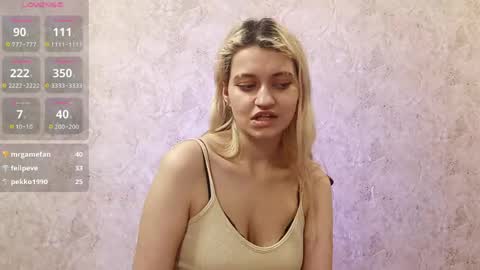 Eva is here now  help me get 50 thumbs up pls  online show from April 16, 10:16 pm