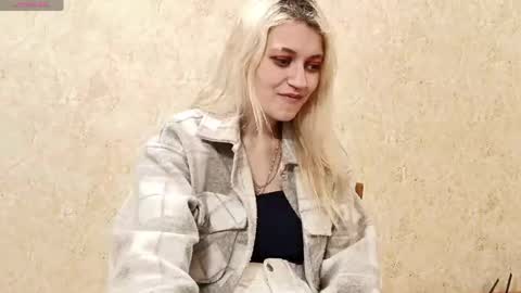 Eva is here now  help me get 50 thumbs up pls  online show from April 18, 9:02 pm