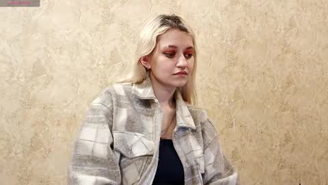 Eva is here now  help me get 50 thumbs up pls  online show from April 18, 10:30 pm