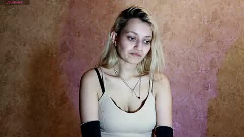 Eva is here now  help me get 50 thumbs up pls  online show from April 20, 12:53 am