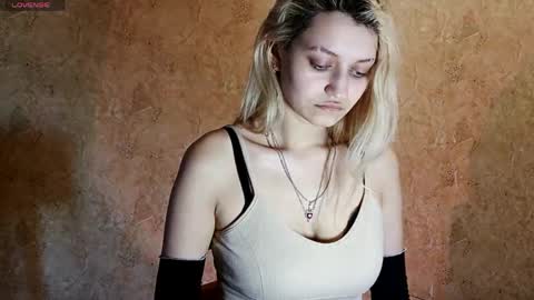 Eva is here now  help me get 50 thumbs up pls  online show from April 20, 3:05 am