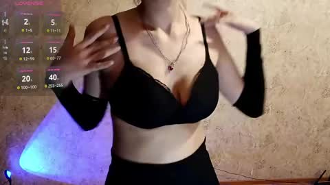 Eva is here now  help me get 50 thumbs up pls  online show from April 21, 12:49 am