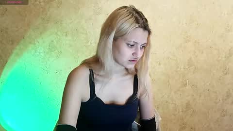 Eva is here now  help me get 50 thumbs up pls  online show from April 23, 9:18 pm