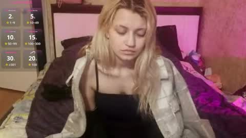 Eva is here now  help me get 50 thumbs up pls  online show from April 25, 9:54 pm