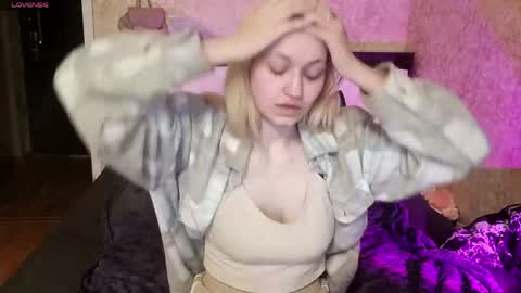 Eva is here now  help me get 50 thumbs up pls  online show from April 27, 8:21 am