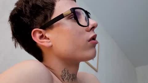mr_desire_ online show from August 5, 8:56 am