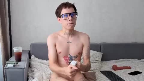 mr_desire_ online show from August 9, 10:16 am