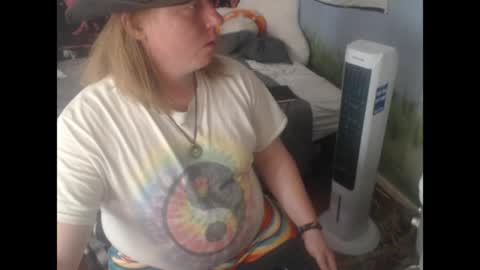 mr_strawberry online show from April 19, 4:17 pm