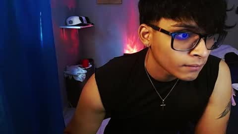 yisuz online show from August 12, 1:57 pm