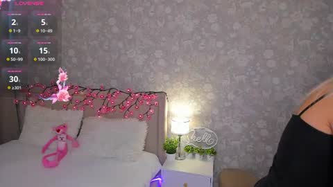 Mia online show from August 6, 2:27 pm