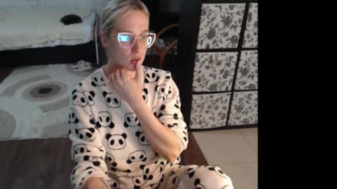 Aisha face ONLY in PVT online show from June 22, 3:51 am