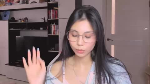 ms_emily_ online show from April 18, 12:05 pm