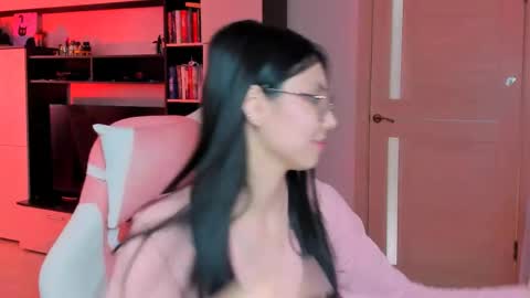 ms_emily_ online show from April 28, 12:16 pm