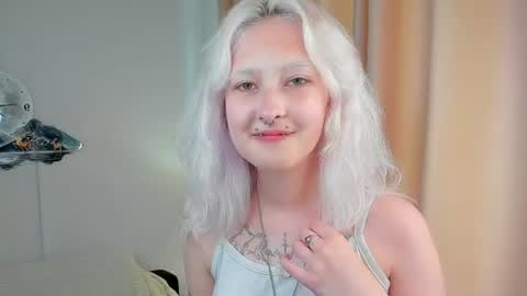 Mia online show from July 31, 9:37 am