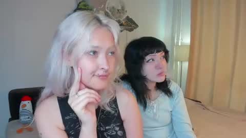 Mia online show from August 11, 3:03 pm