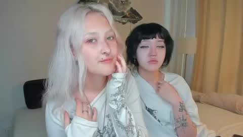 Mia online show from August 12, 9:33 am