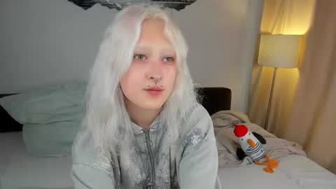 Mia online show from August 16, 1:48 pm