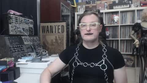 Muziknerd online show from May 16, 4:01 am