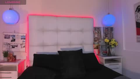 mxli_divine_ online show from August 3, 5:42 pm