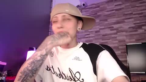 n3utro444 online show from August 15, 11:52 pm