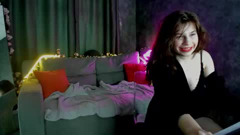 Ari online show from August 8, 1:44 pm