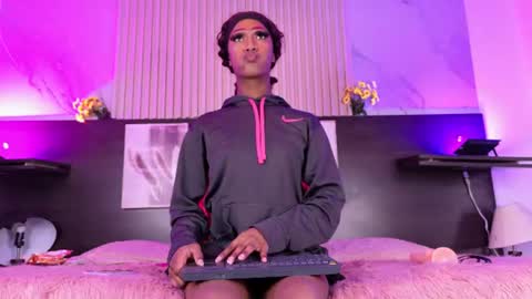 nahomy_james25 online show from July 13, 11:43 pm