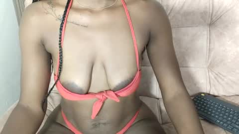Nahomy  online show from August 5, 2:20 am