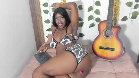 Nahomy  online show from August 13, 2:03 am