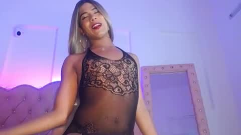 naomi_shayk online show from August 11, 6:10 pm