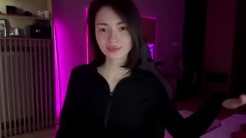 naomicka online show from May 19, 9:32 am