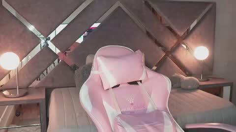 Naomi-Gray  online show from August 1, 12:05 am