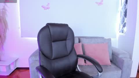 N A O M I  online show from August 12, 3:47 pm