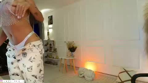 Natalia and Alejandro   Geminis -----            -         online show from September 3, 3:20 am