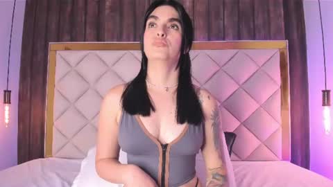 Natalie Oliveira online show from August 8, 5:35 pm