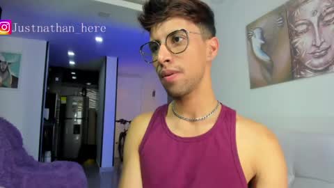 nathan_r_ online show from May 7, 5:47 pm