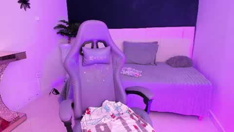 naugthy_brunette_ online show from August 2, 7:04 am