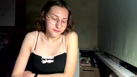 Mia online show from June 3, 8:45 pm