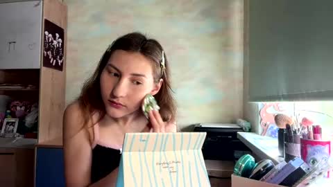 Mia online show from June 4, 9:57 am