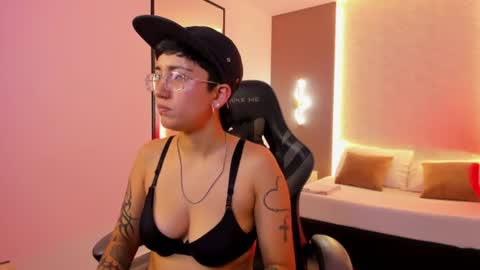 N E L L Y online show from August 5, 3:21 pm
