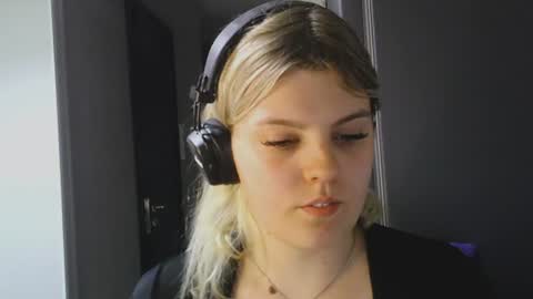 never_enoughh online show from August 14, 5:49 pm