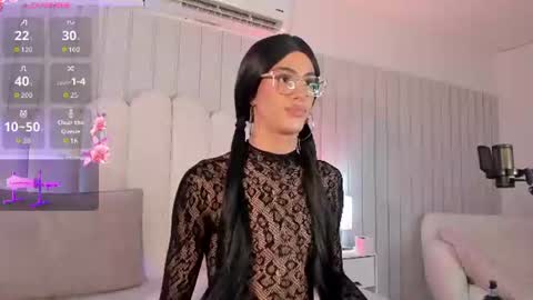 nickiwestt___ online show from August 4, 11:46 pm