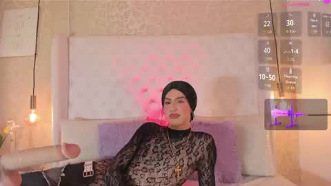 nickiwestt___ online show from August 12, 8:00 pm
