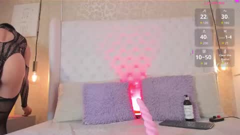 nickiwestt___ online show from August 13, 9:51 pm
